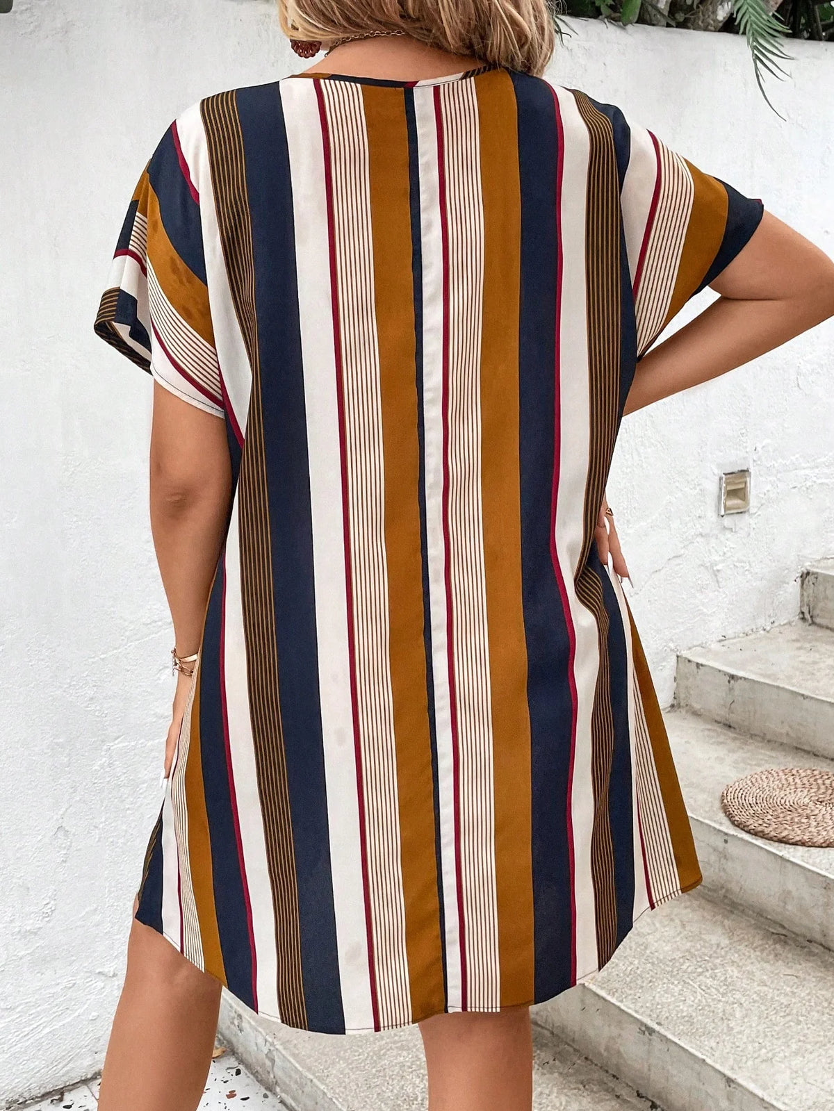 Vestido Curto Plus Size Manga Curta Listrado