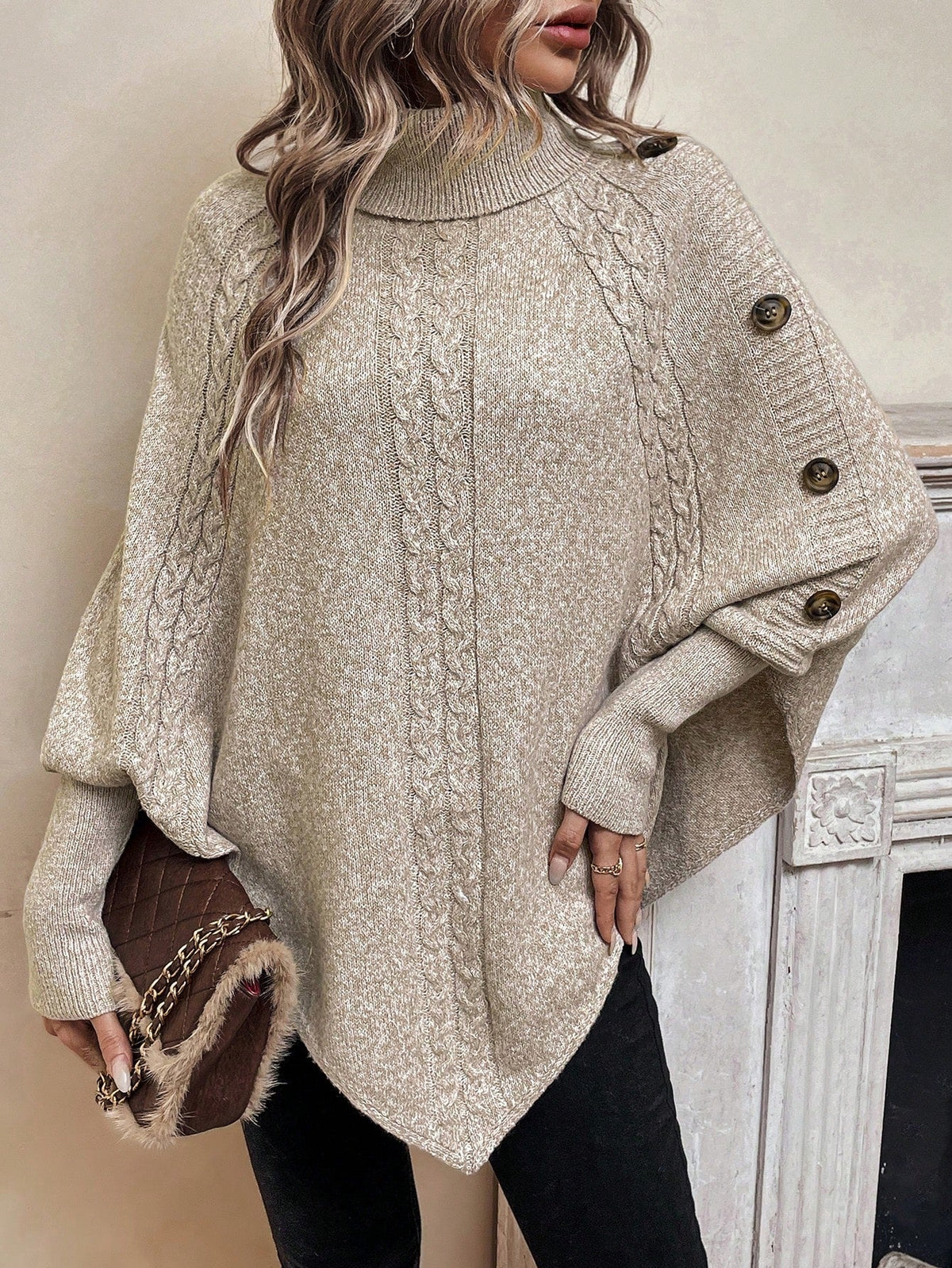 Poncho Feminino de Tricô com Gola Alta