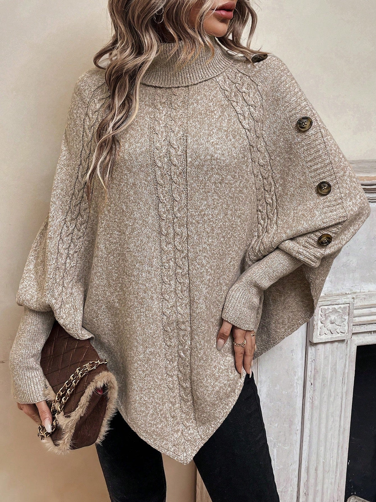 Poncho Feminino de Tricô com Gola Alta