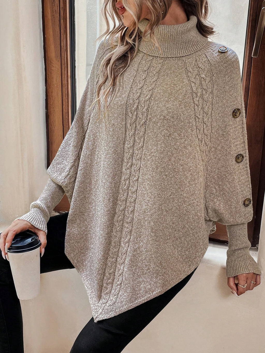Poncho Feminino de Tricô com Gola Alta
