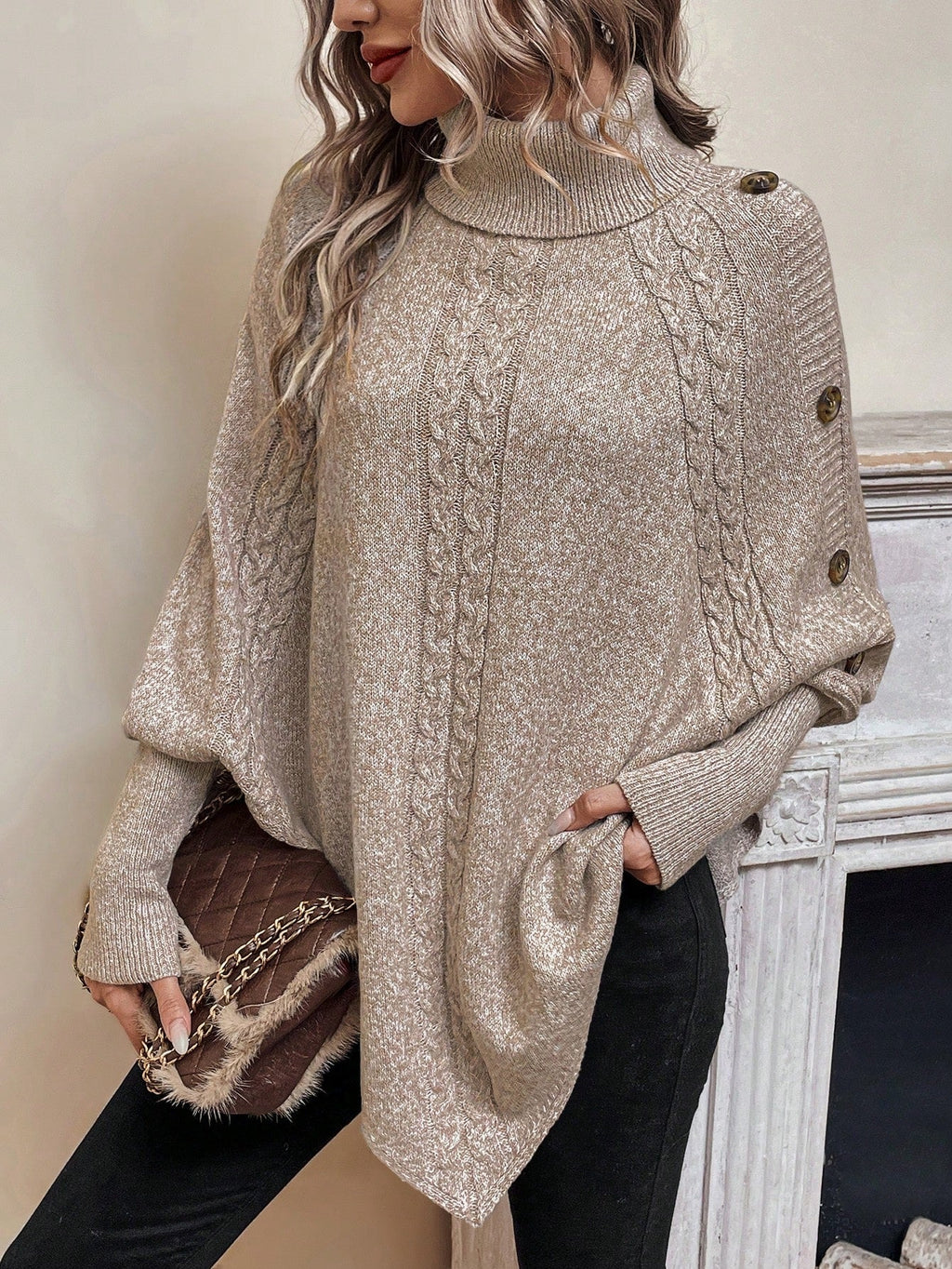 Poncho Feminino de Tricô com Gola Alta