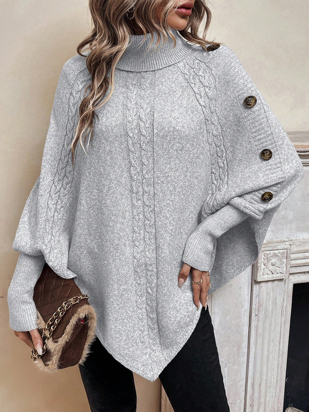 Poncho Feminino de Tricô com Gola Alta