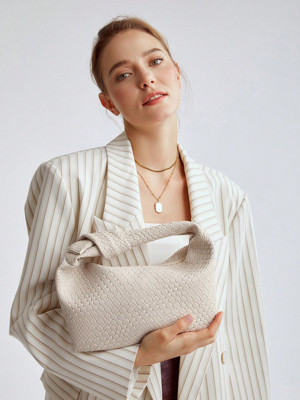 Bolsa de Mão Média Meia Lua Feminina com Relevo Minimalista