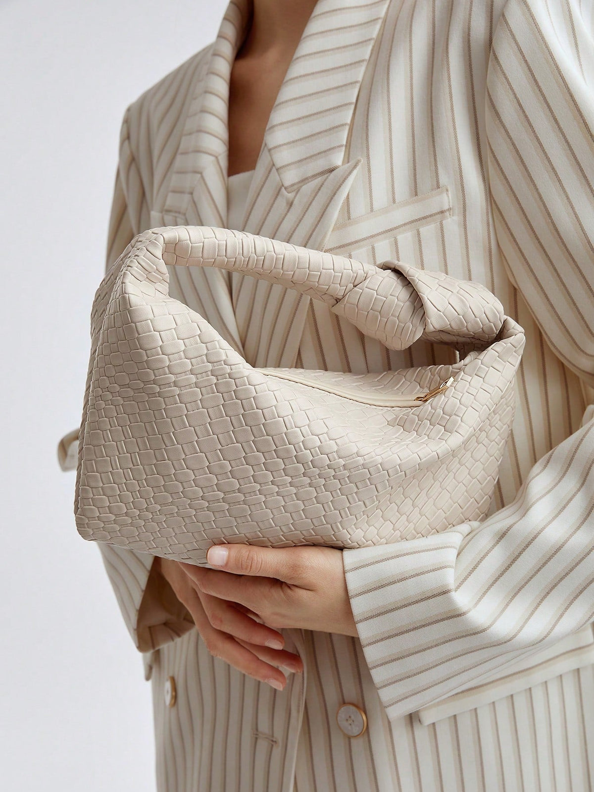 Bolsa de Mão Média Meia Lua Feminina com Relevo Minimalista