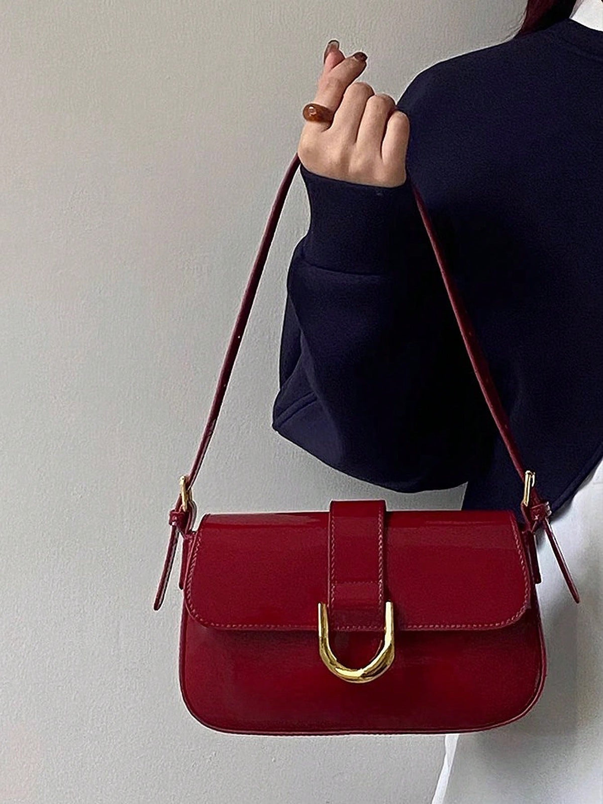 Bolsa Baguete de Ombro Retangular Envernizada com Fecho Metálico em U