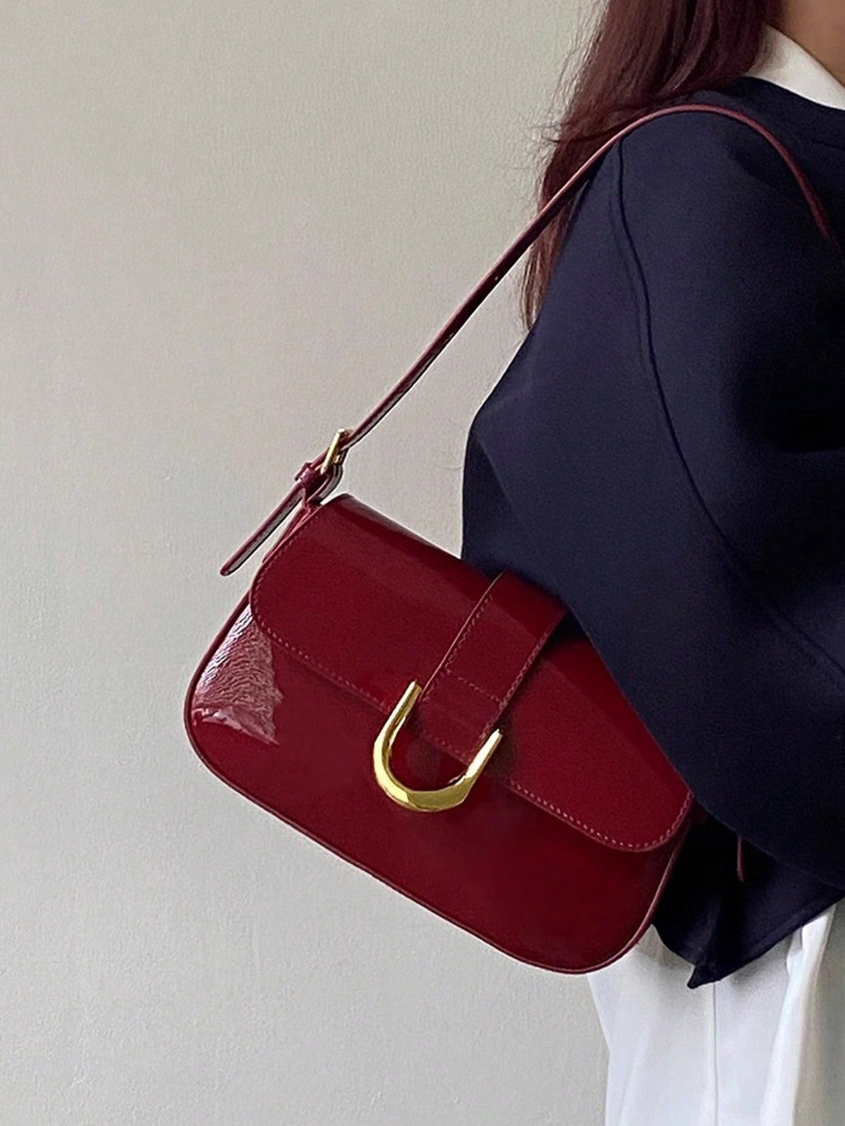 Bolsa Baguete de Ombro Retangular Envernizada com Fecho Metálico em U
