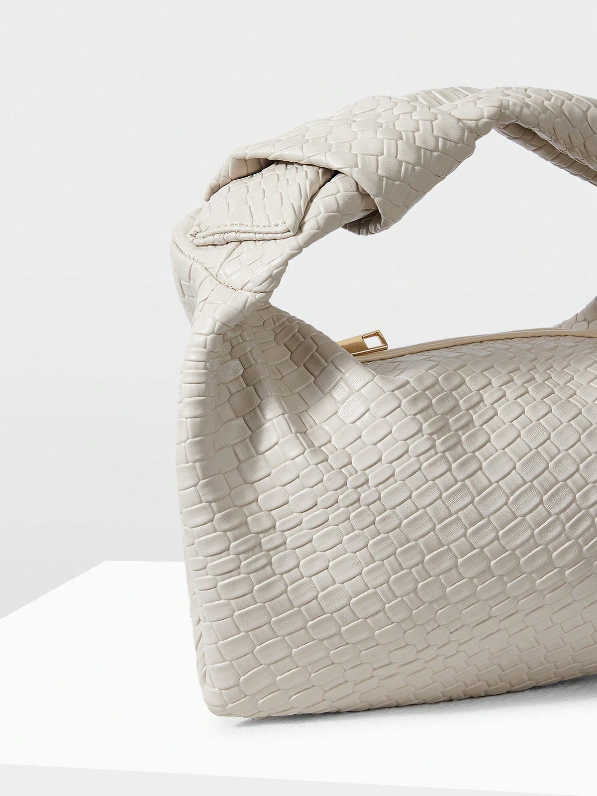 Bolsa de Mão Média Meia Lua Feminina com Relevo Minimalista