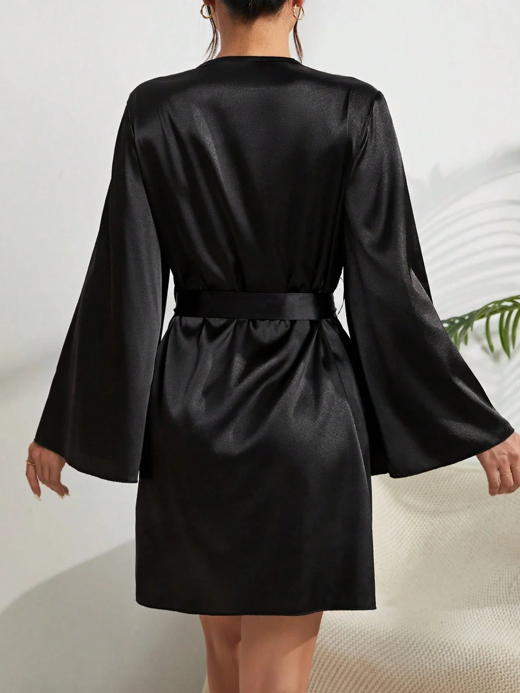 Robe Feminino Sensual em Cetim com Renda e Manga Longa