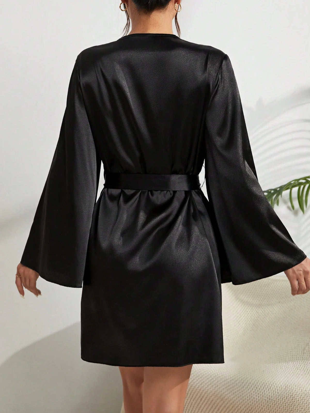 Robe Feminino Sensual em Cetim com Renda e Manga Longa