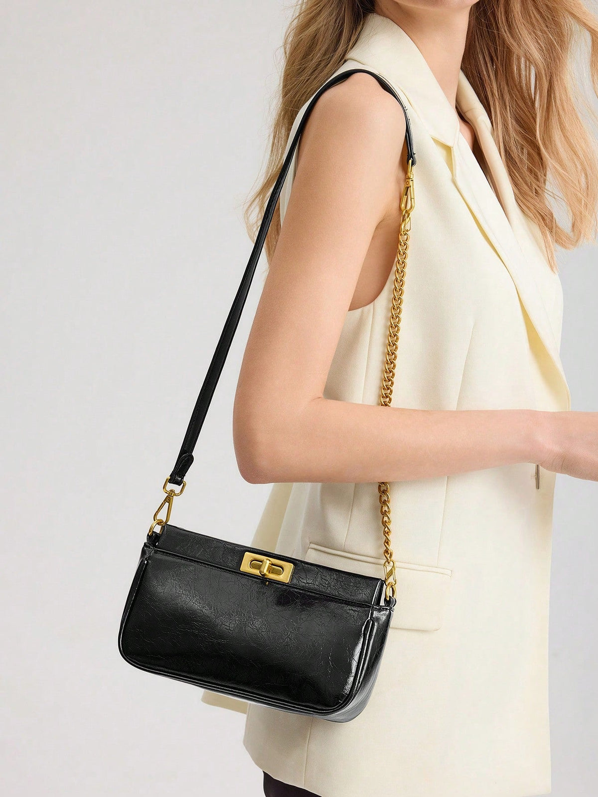 Bolsa de Ombro Feminina Pequena com Corrente