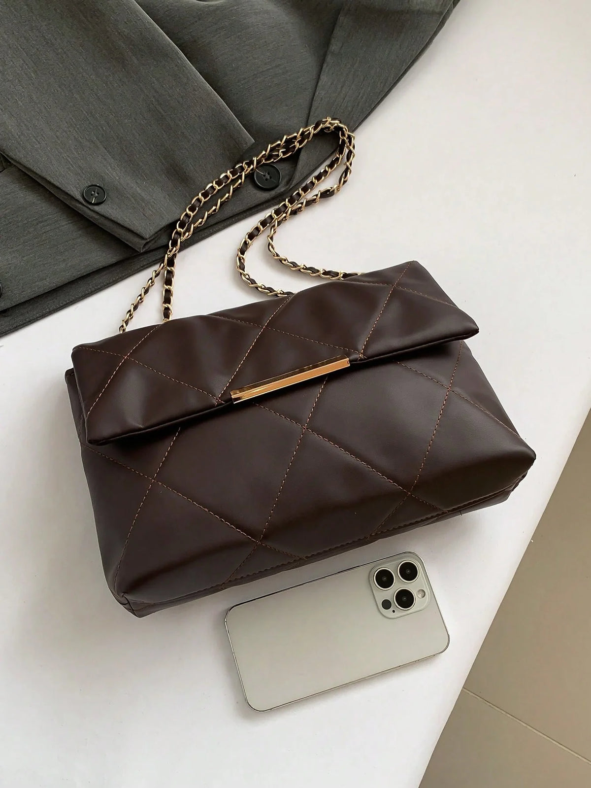 Bolsa Feminina Média Matelassê com Corrente Dourada