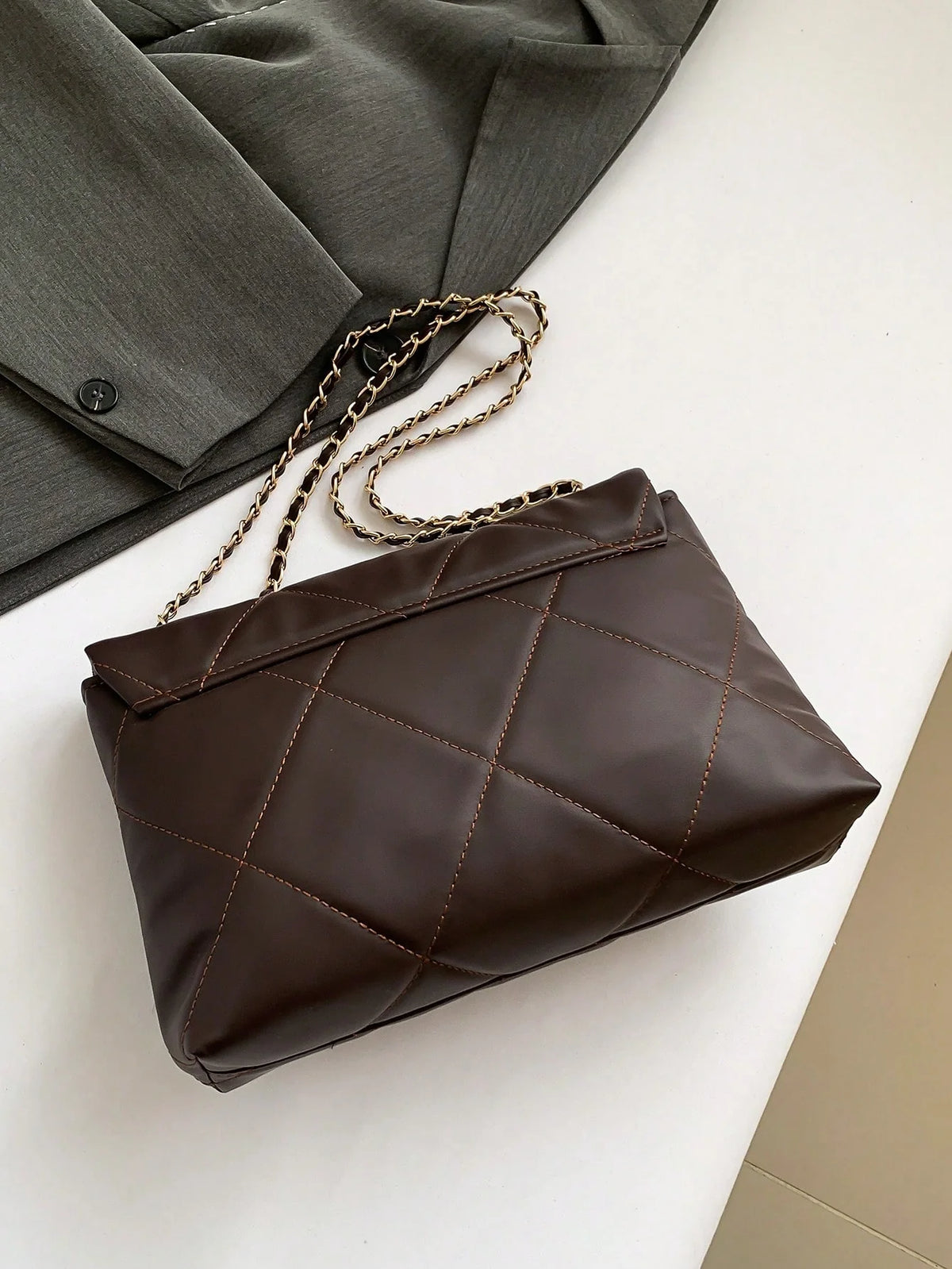 Bolsa Feminina Média Matelassê com Corrente Dourada