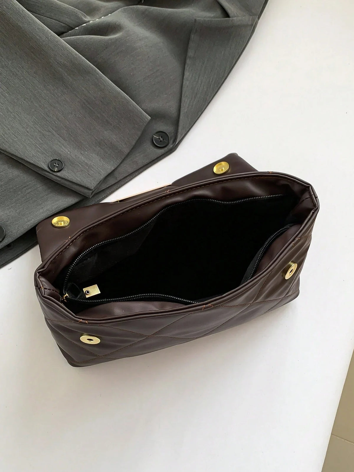 Bolsa Feminina Média Matelassê com Corrente Dourada