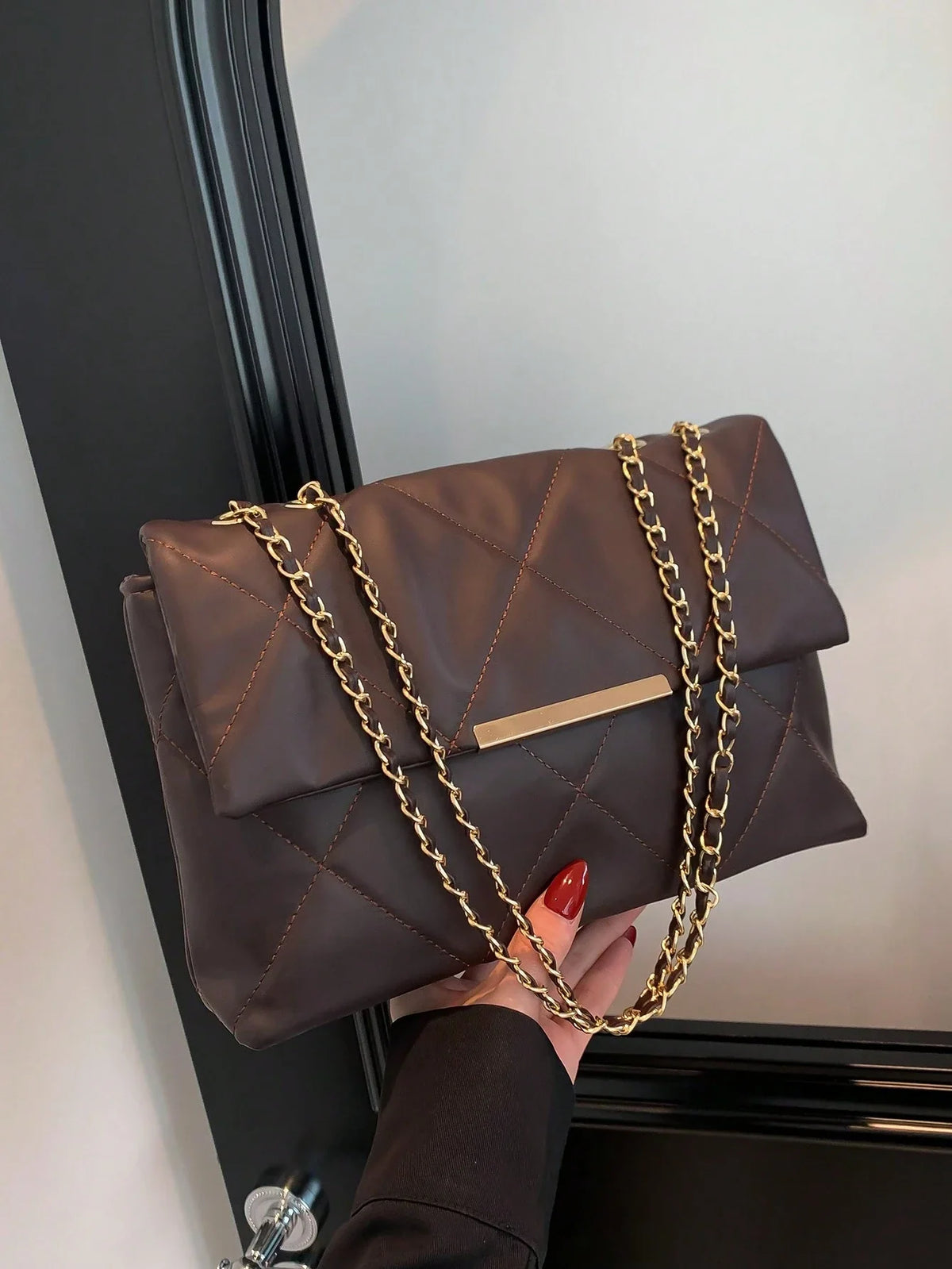 Bolsa Feminina Média Matelassê com Corrente Dourada