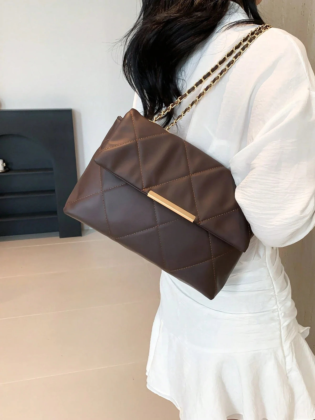Bolsa Feminina Média Matelassê com Corrente Dourada