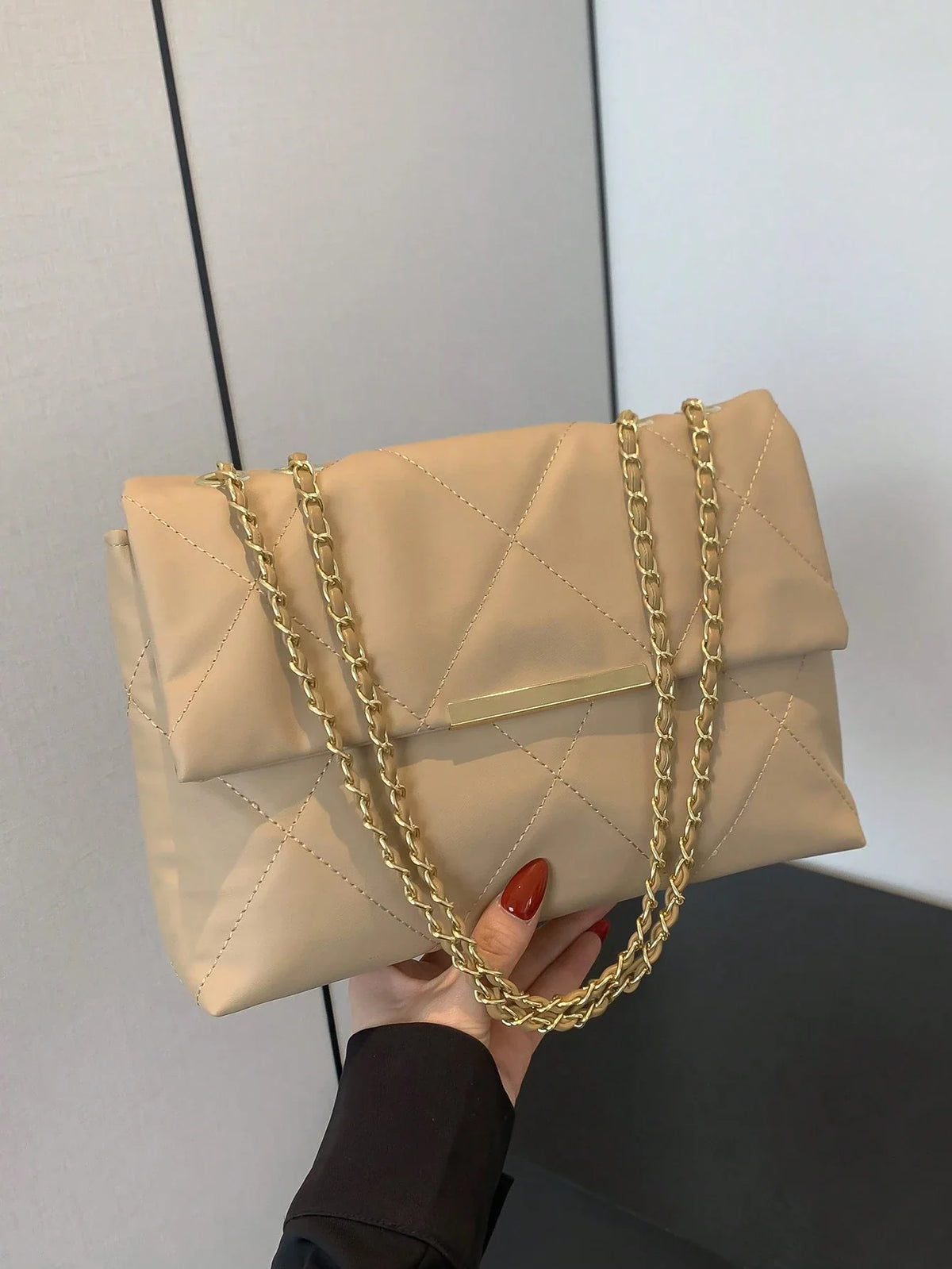 Bolsa Feminina Média Matelassê com Corrente Dourada