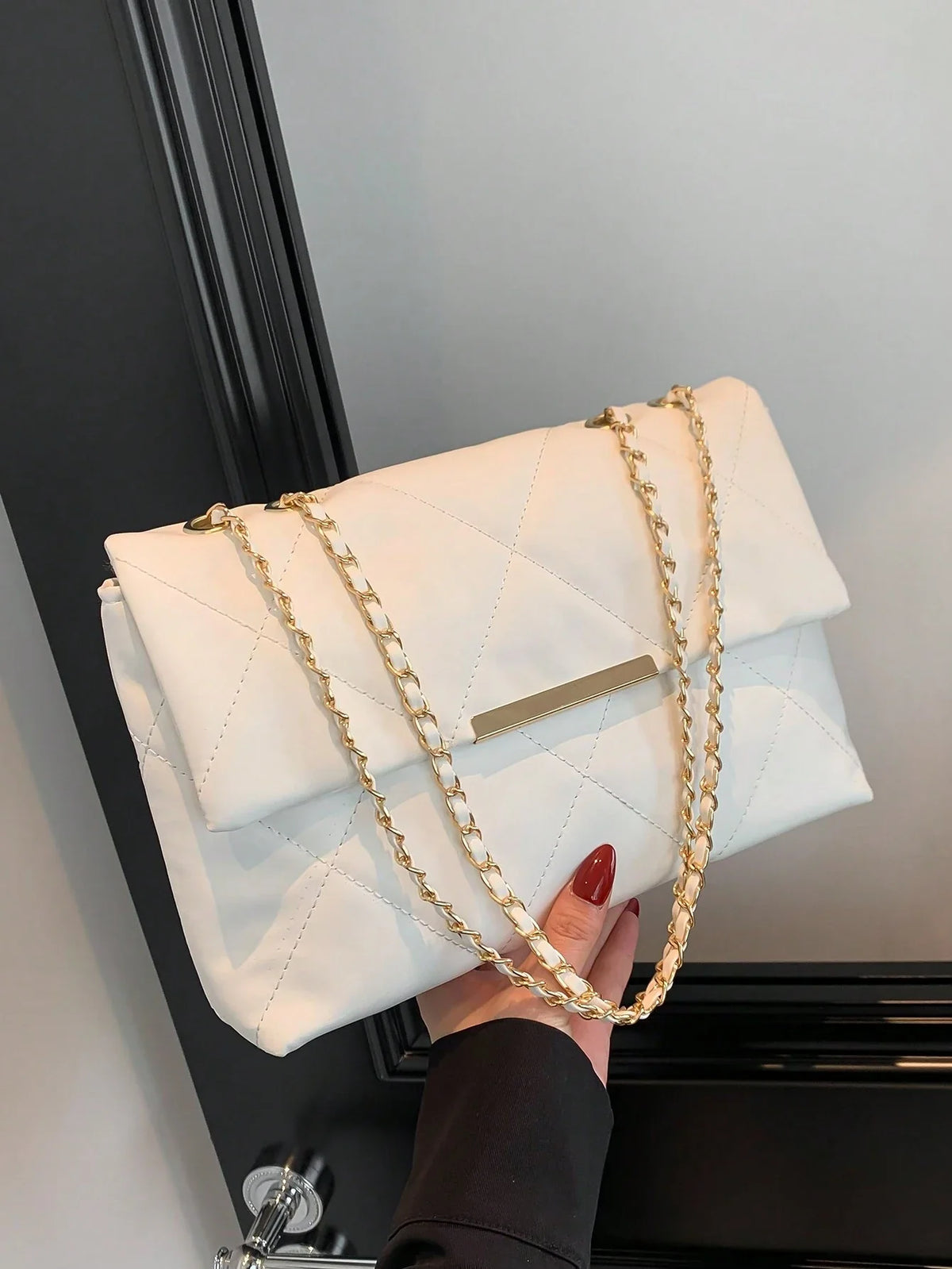 Bolsa Feminina Média Matelassê com Corrente Dourada