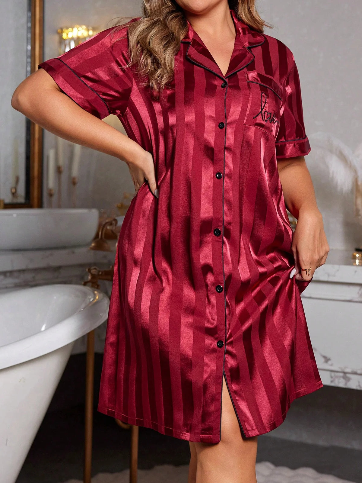 Camisola Plus Size de Cetim Listrada com Botões
