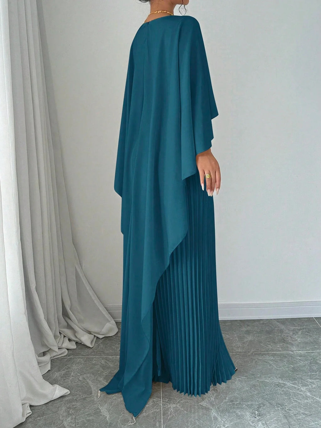 Vestido Longo Elegante com Saia Plissada
