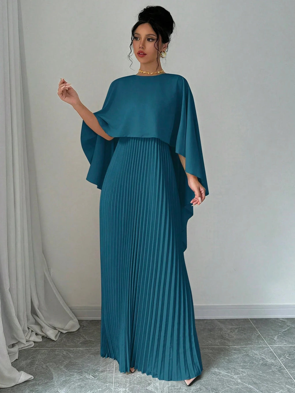 Vestido Longo Elegante com Saia Plissada