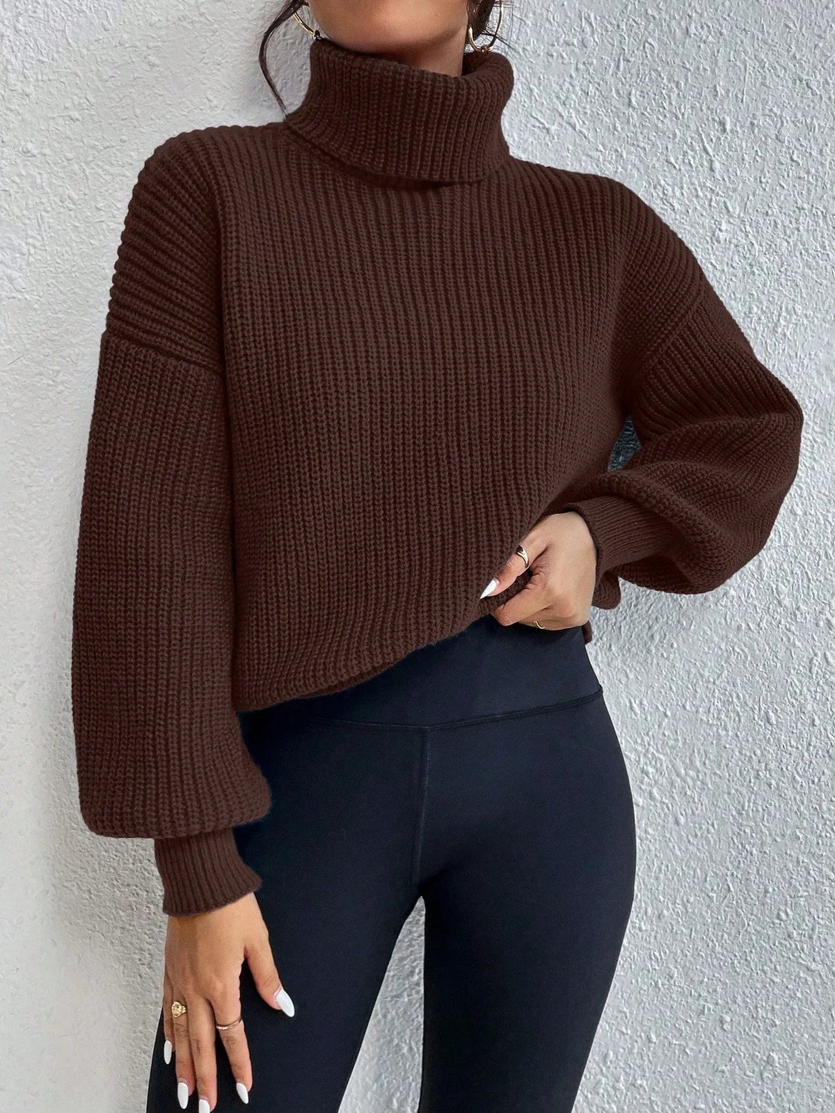 Suéter Feminino de Tricô com Gola Alta e Manga Bufante