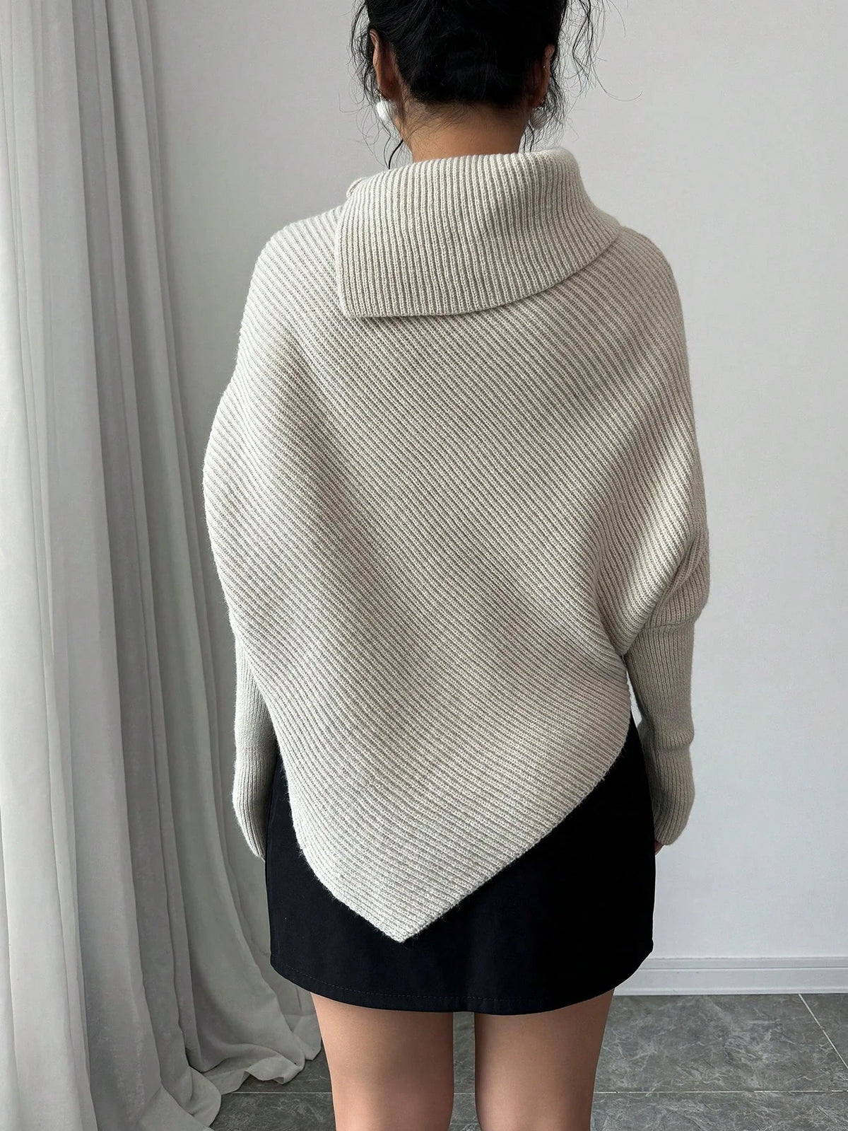 Poncho Feminino Assimétrico de Tricô