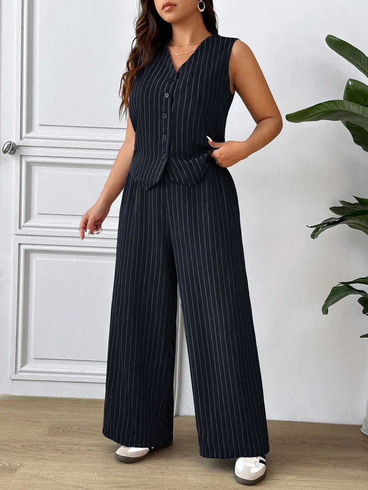 Conjunto Plus Size Alfaiataria Colete e Calça Risca de Giz