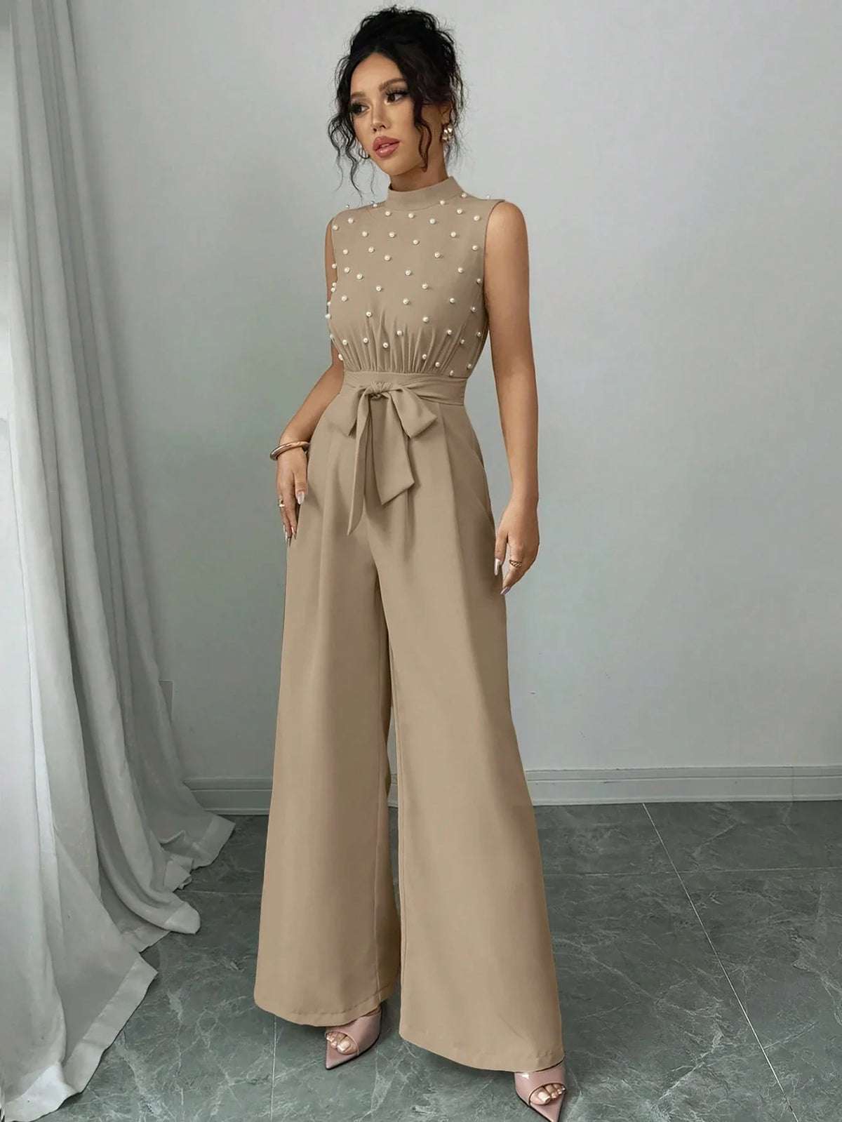 Macacão Feminino Elegante com Cinto na Cintura e Perólas