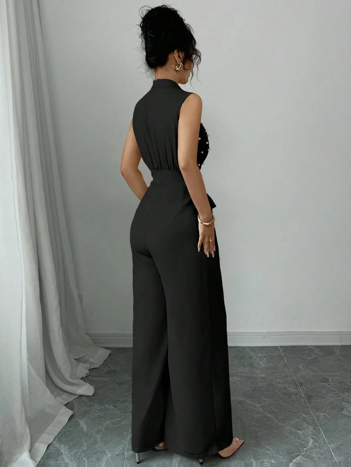 Macacão Feminino Elegante com Cinto na Cintura e Perólas