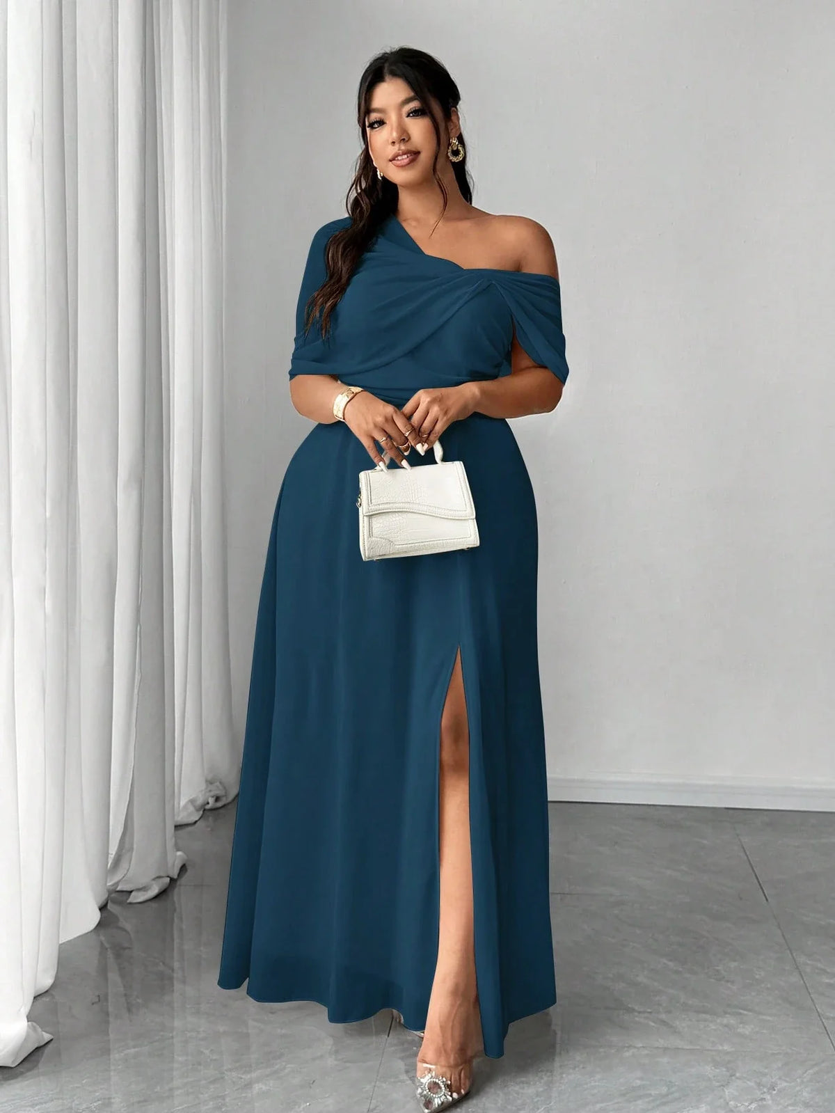 Vestido Longo Festa Convidada Plus Size Assimétrico em Chiffon com Fenda