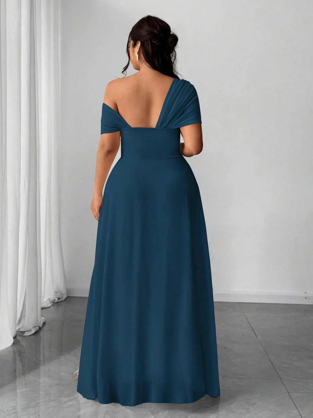 Vestido Longo Festa Convidada Plus Size Assimétrico em Chiffon com Fenda
