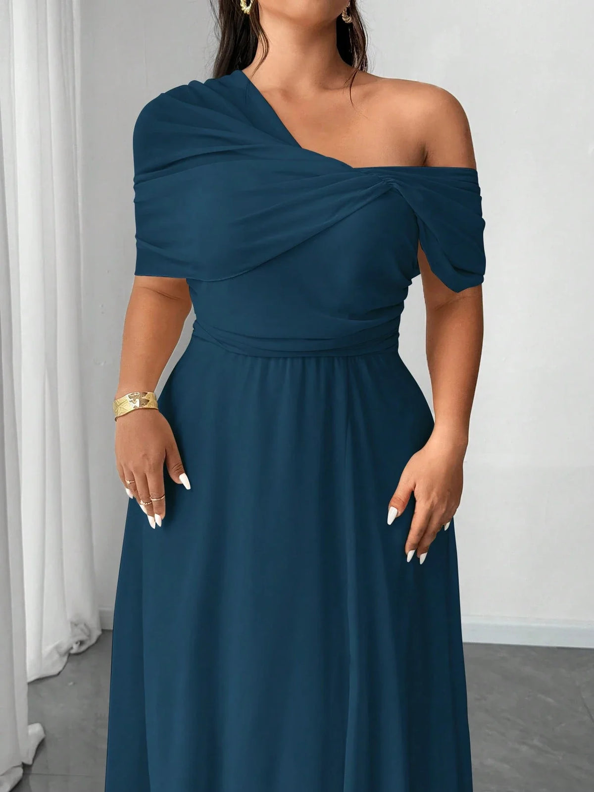 Vestido Longo Festa Convidada Plus Size Assimétrico em Chiffon com Fenda