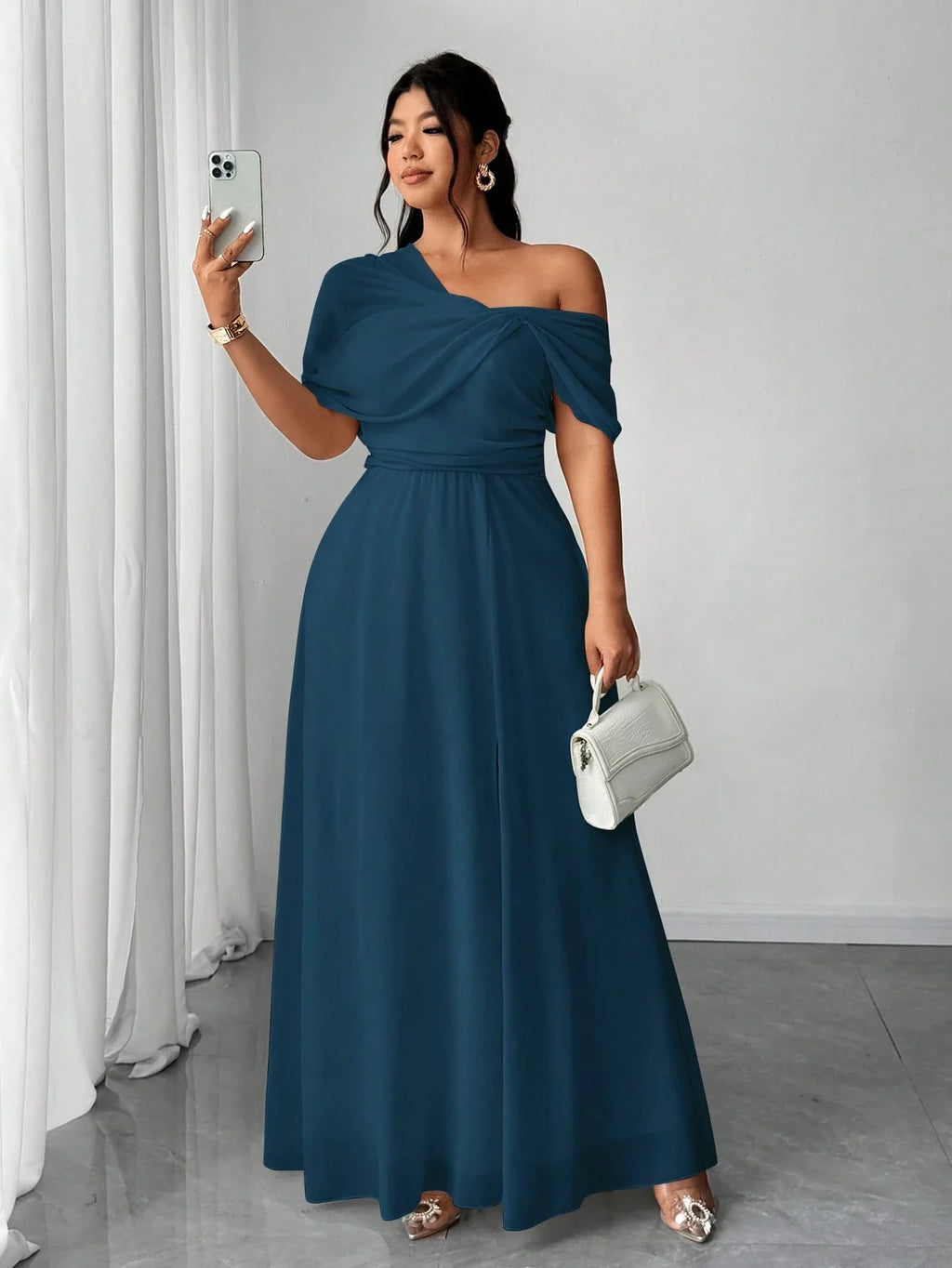 Vestido Longo Festa Convidada Plus Size Assimétrico em Chiffon com Fenda
