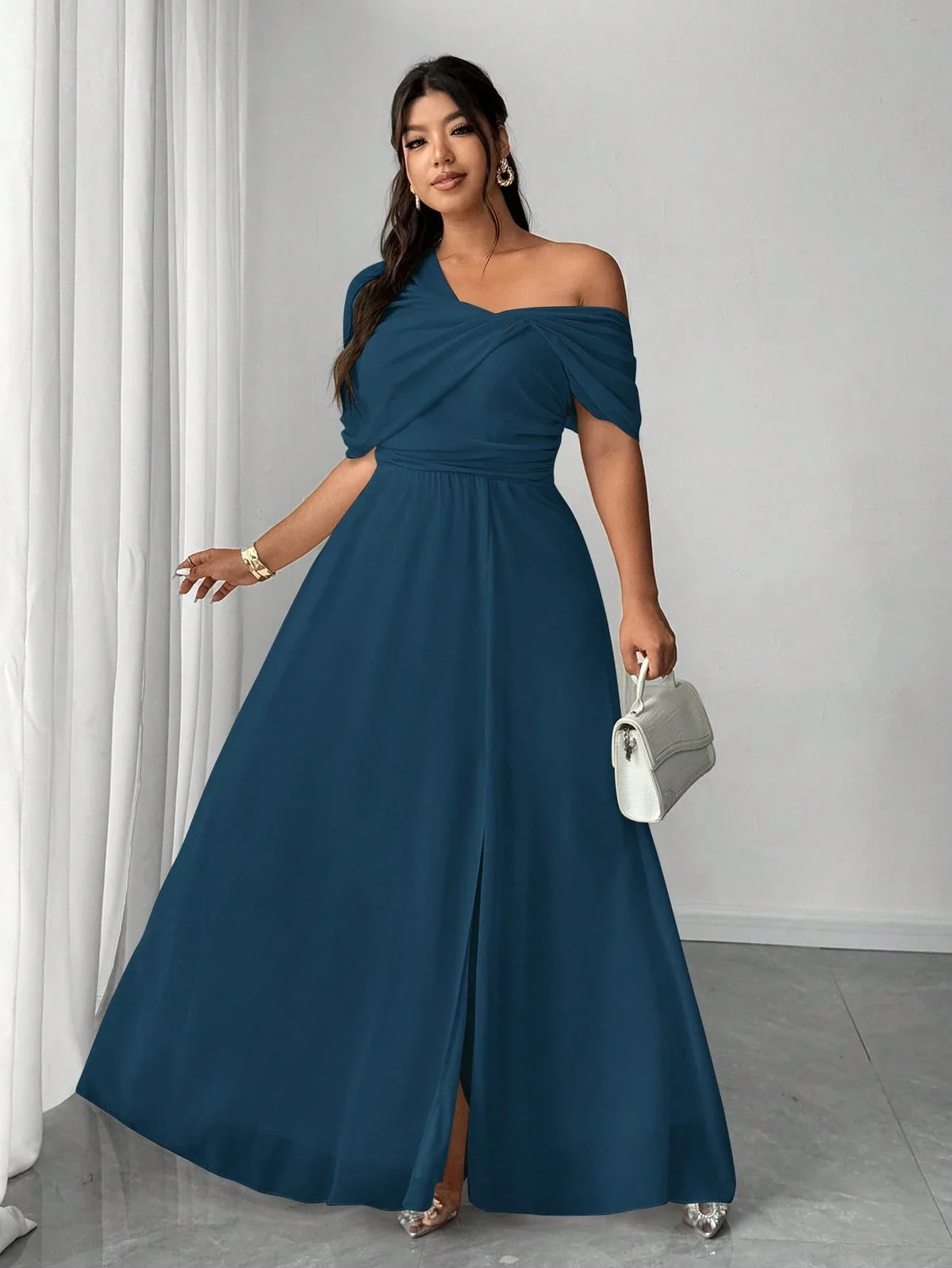 Vestido Longo Festa Convidada Plus Size Assimétrico em Chiffon com Fenda