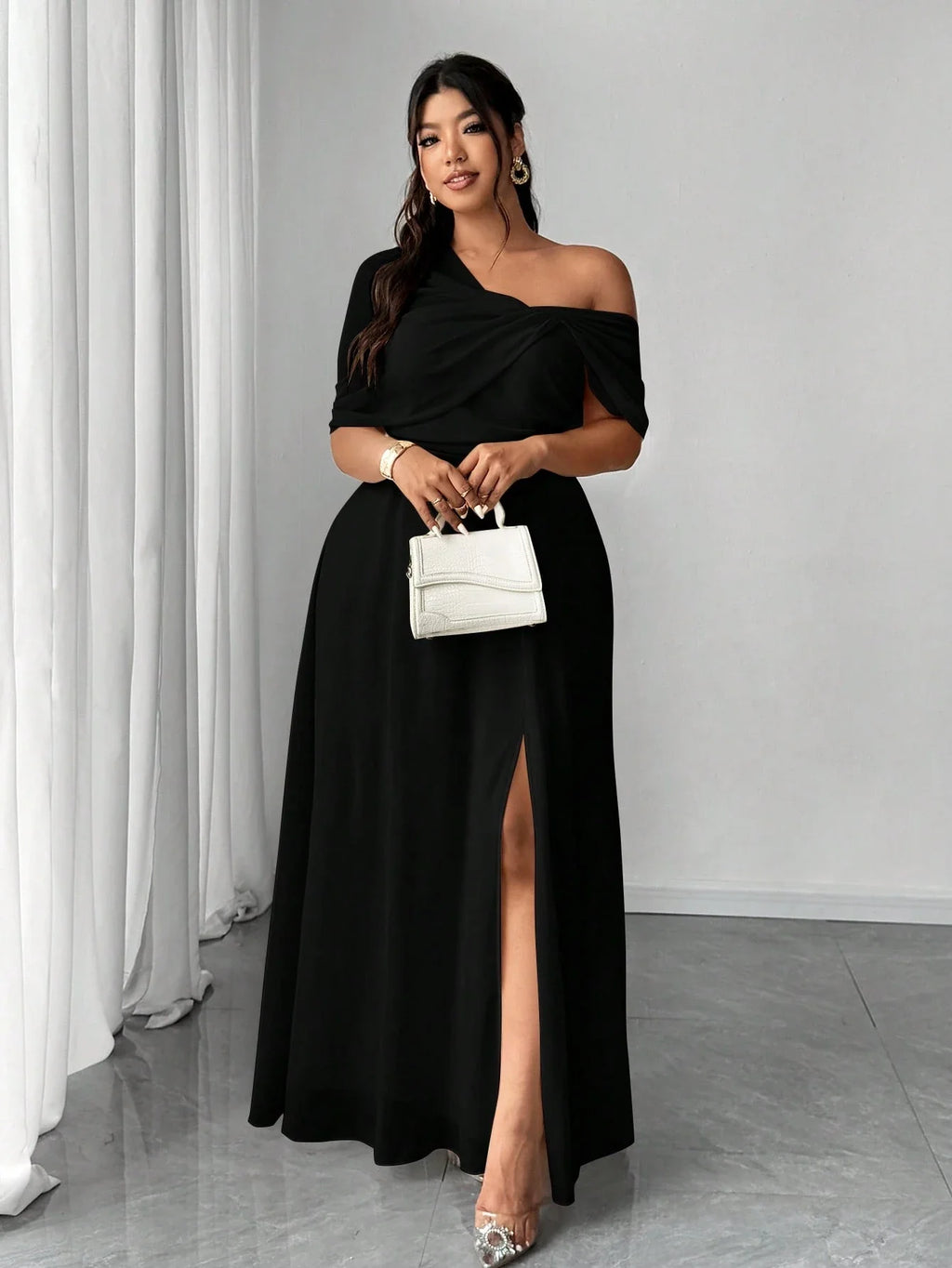Vestido Longo Festa Convidada Plus Size Assimétrico em Chiffon com Fenda