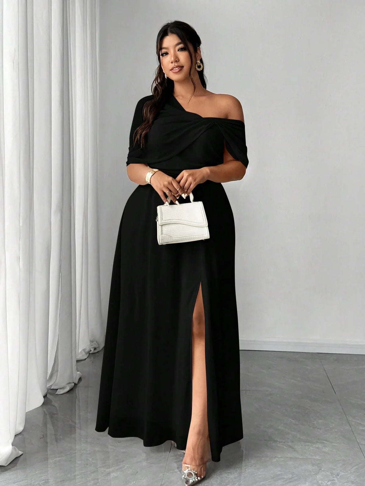 Vestido Longo Festa Convidada Plus Size Assimétrico em Chiffon com Fenda