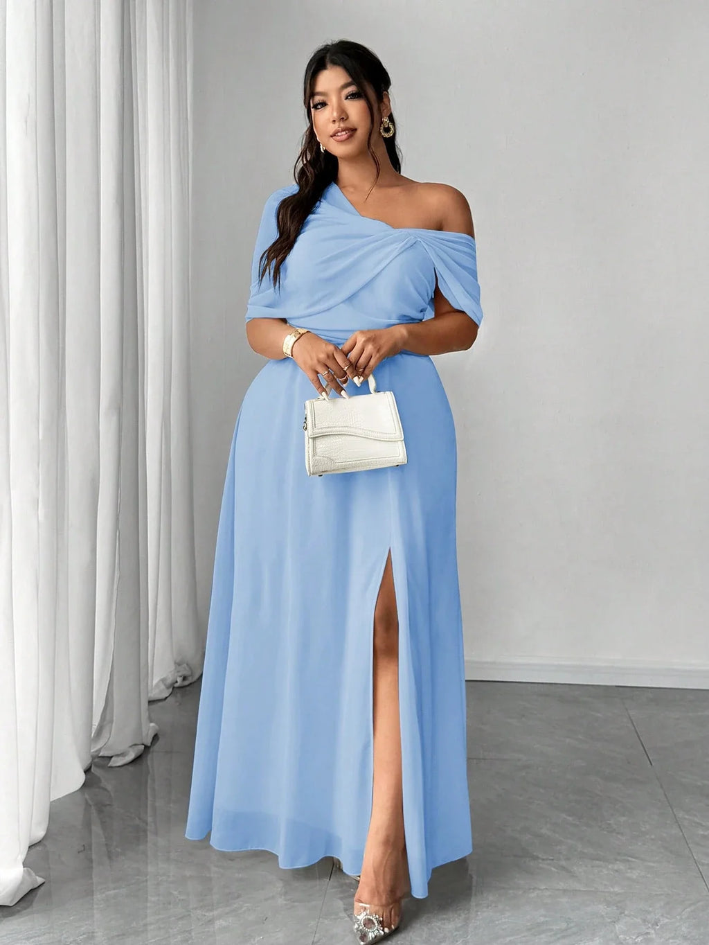 Vestido Longo Festa Convidada Plus Size Assimétrico em Chiffon com Fenda