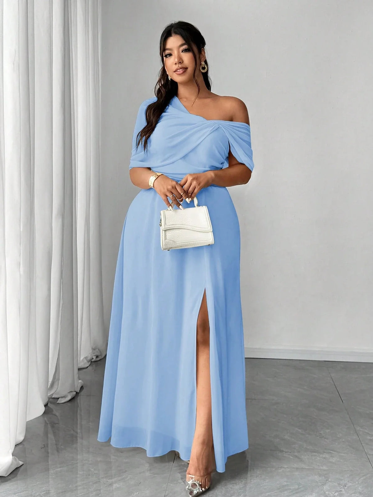 Vestido Longo Festa Convidada Plus Size Assimétrico em Chiffon com Fenda