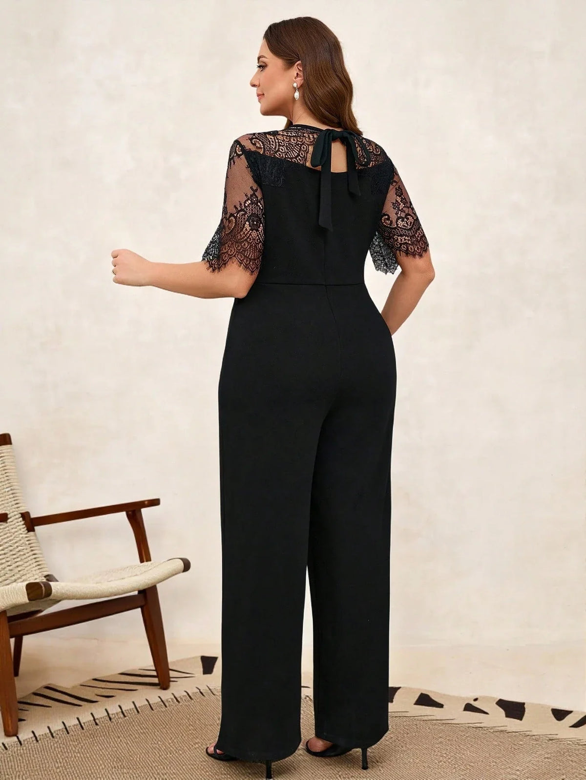 Macacão Elegante Plus Size Manga Curta com Renda