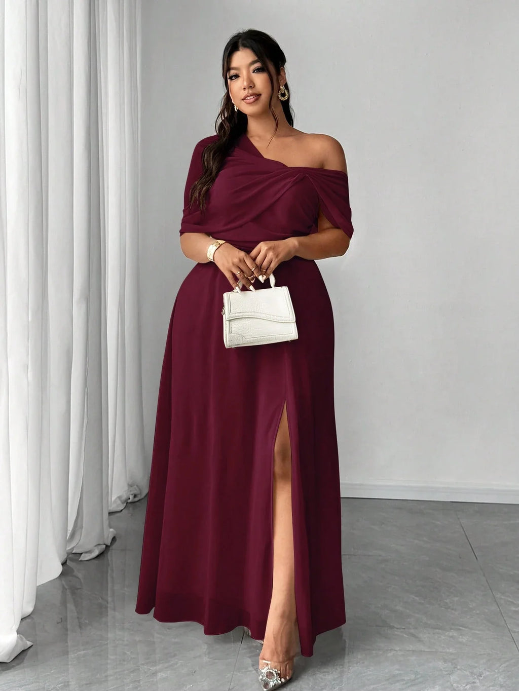 Vestido Longo Festa Convidada Plus Size Assimétrico em Chiffon com Fenda