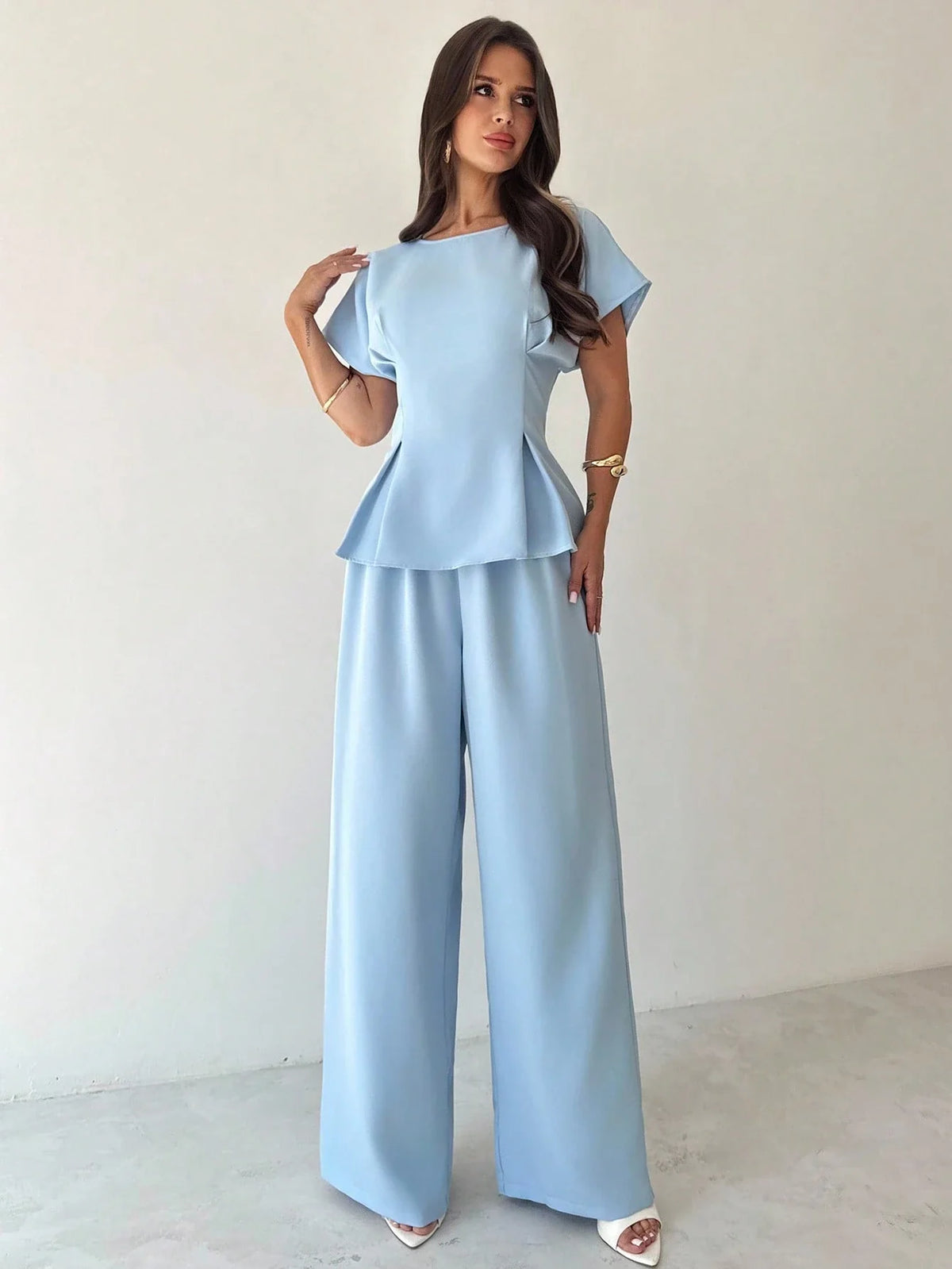 Conjunto Feminino Elegante com Blusa Acinturada e Calça Pantalona