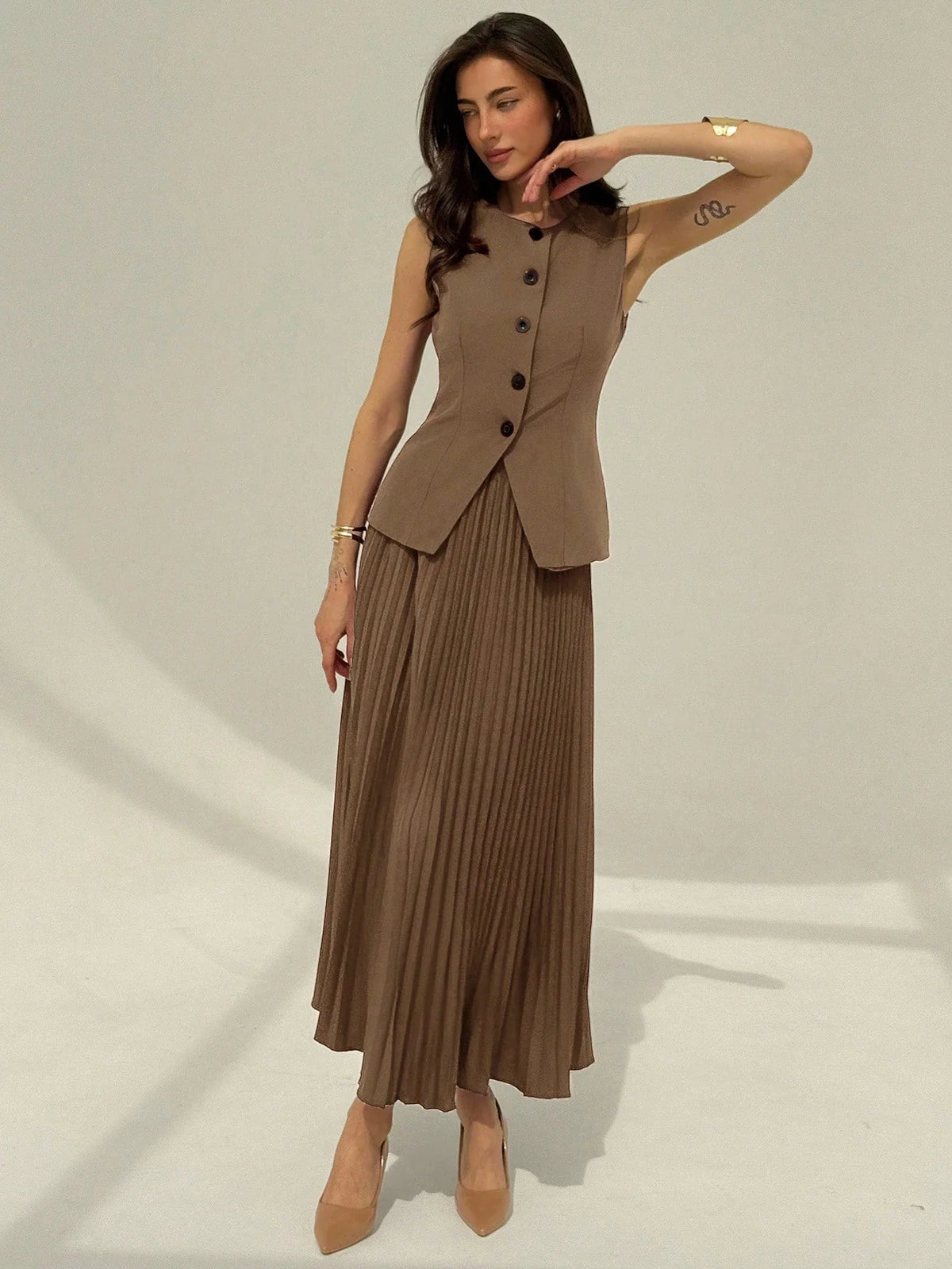 Conjunto Feminino Alfaiataria com Colete e Saia Plissada