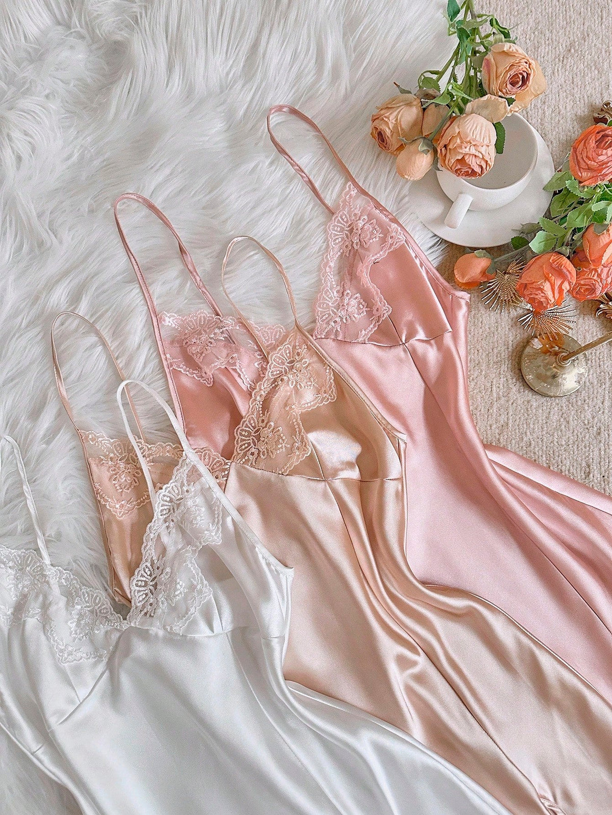 Kit com Três Camisolas Femininas de Cetim Sexy Bordada em Renda