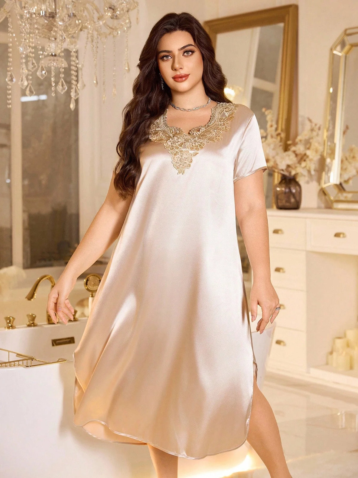 Camisola Longa Plus Size de Cetim com Bordado Elegante