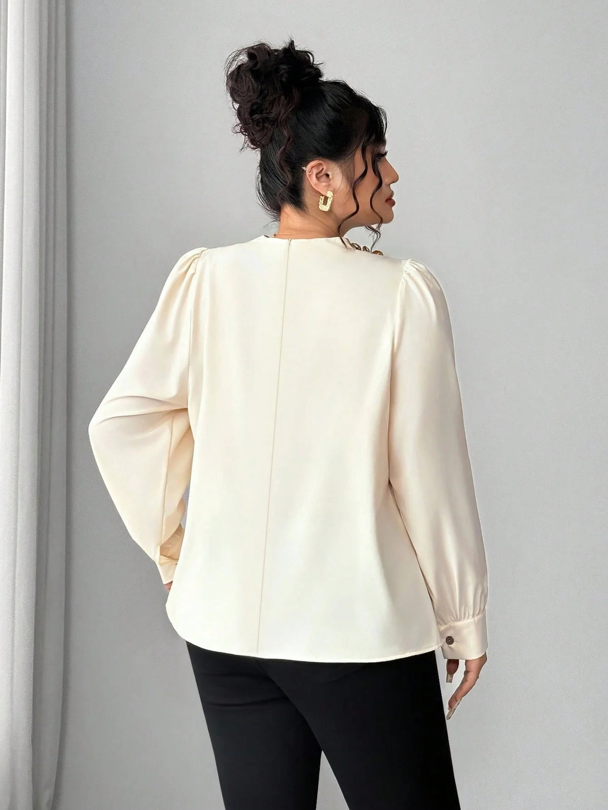 Camisa Manga Longa Feminina Plus Size com Colarinho Plissado Elegante