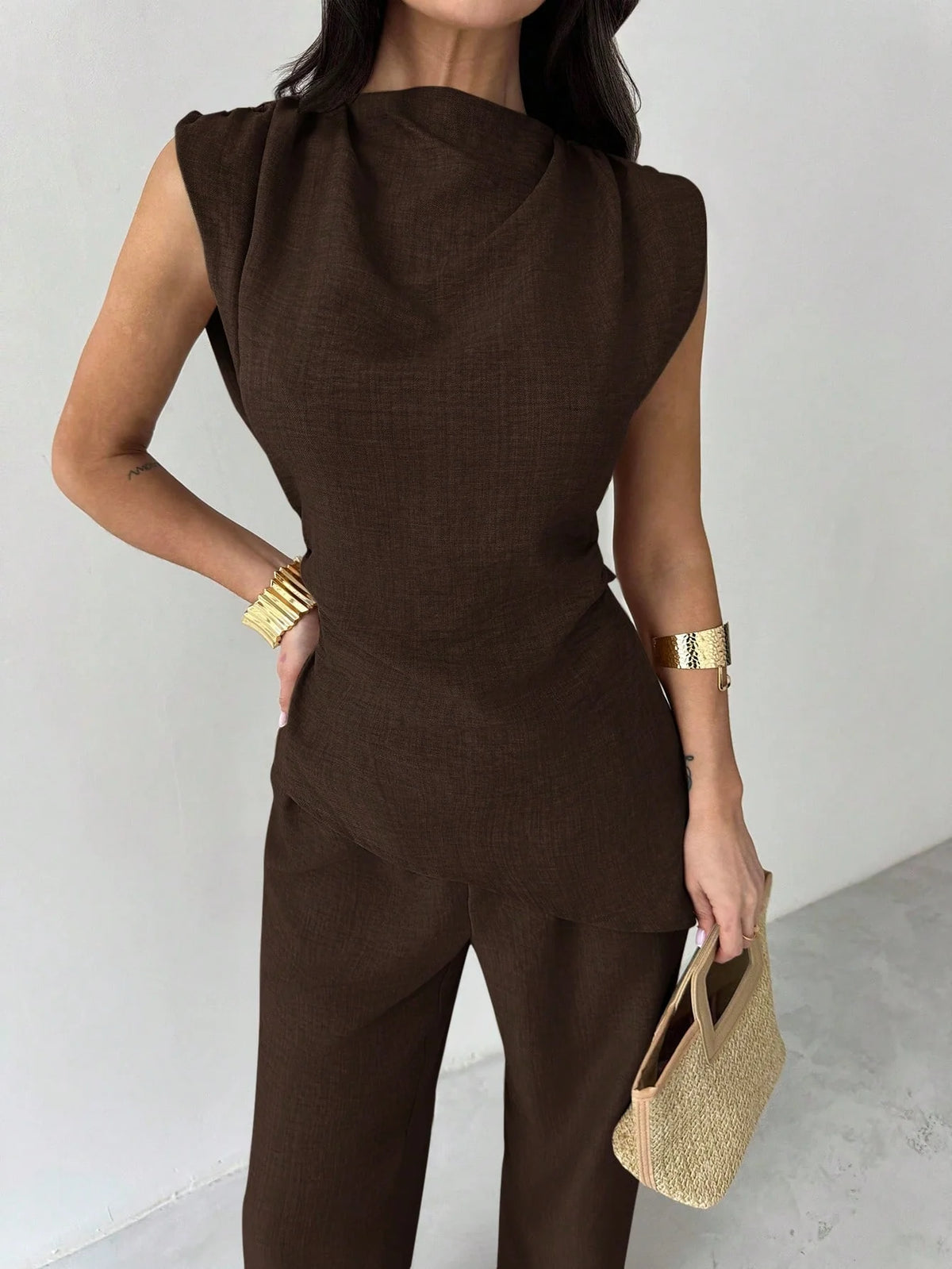 Conjunto Feminino Elegante com Blusa Assimétrica e Calça Pantalona
