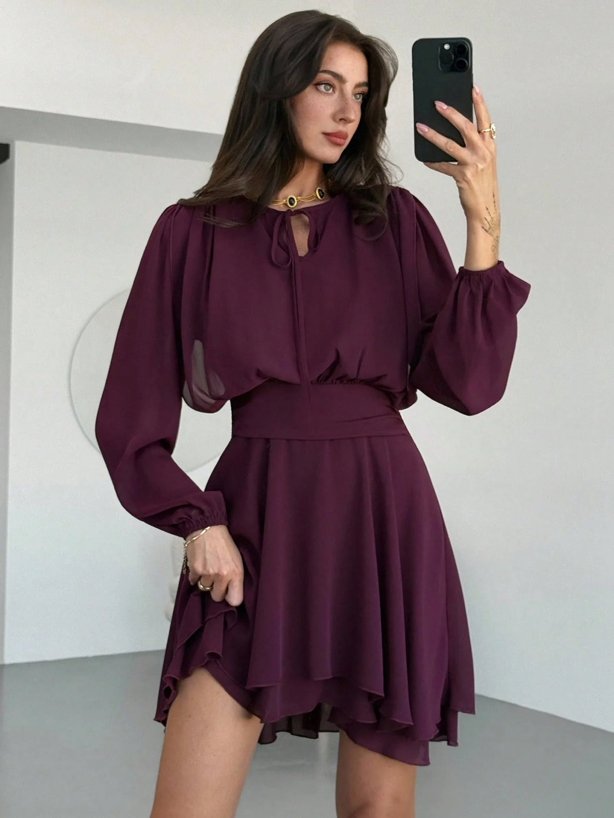 Vestido Curto Acinturado com Manga Longa