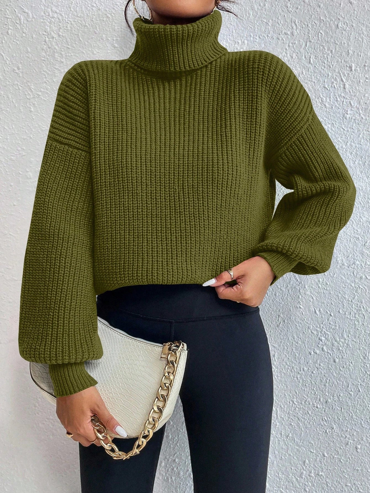 Suéter Feminino de Tricô com Gola Alta e Manga Bufante