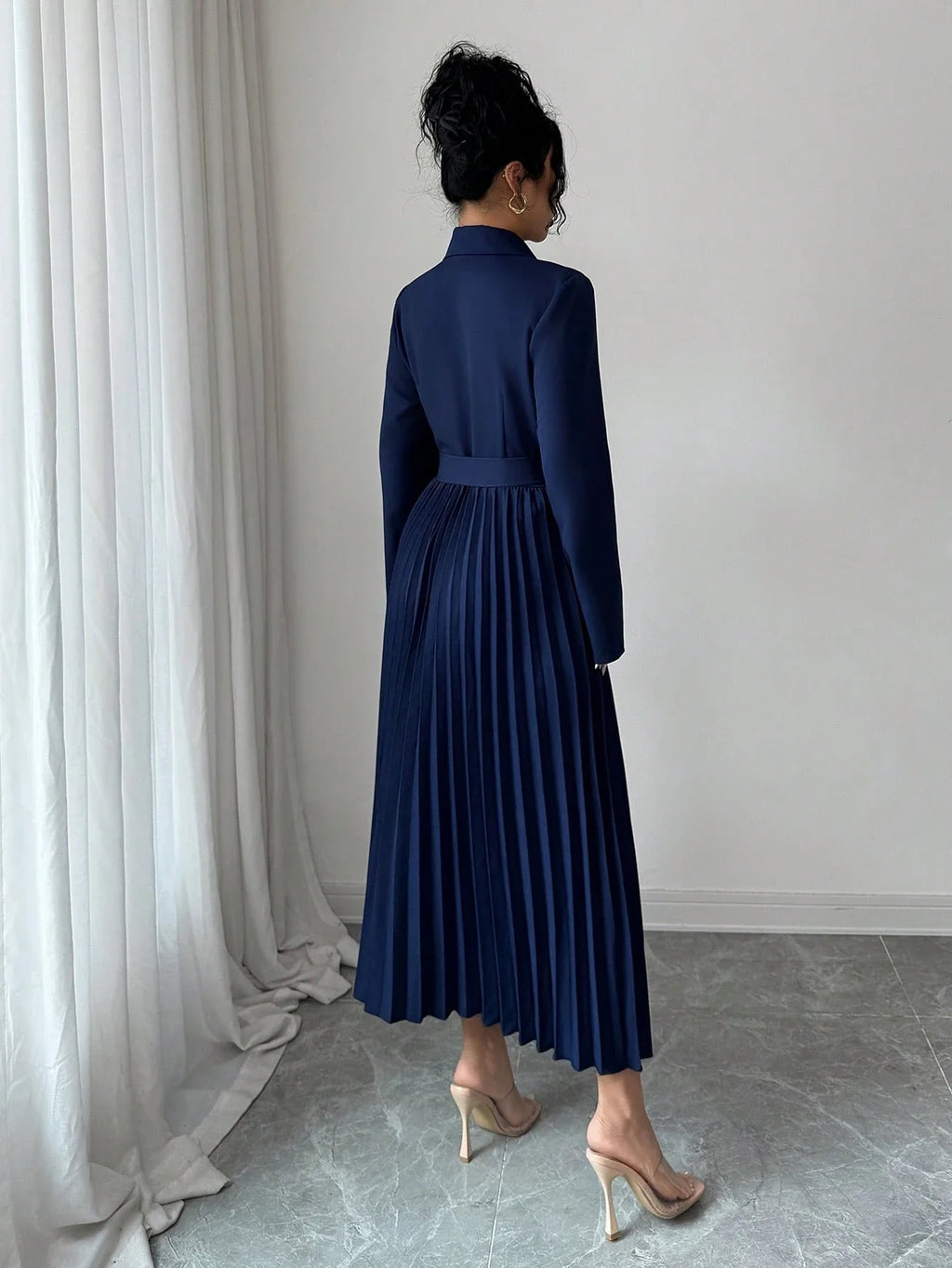 Vestido Midi Alfaiataria com Manga Longa e Saia Plissada