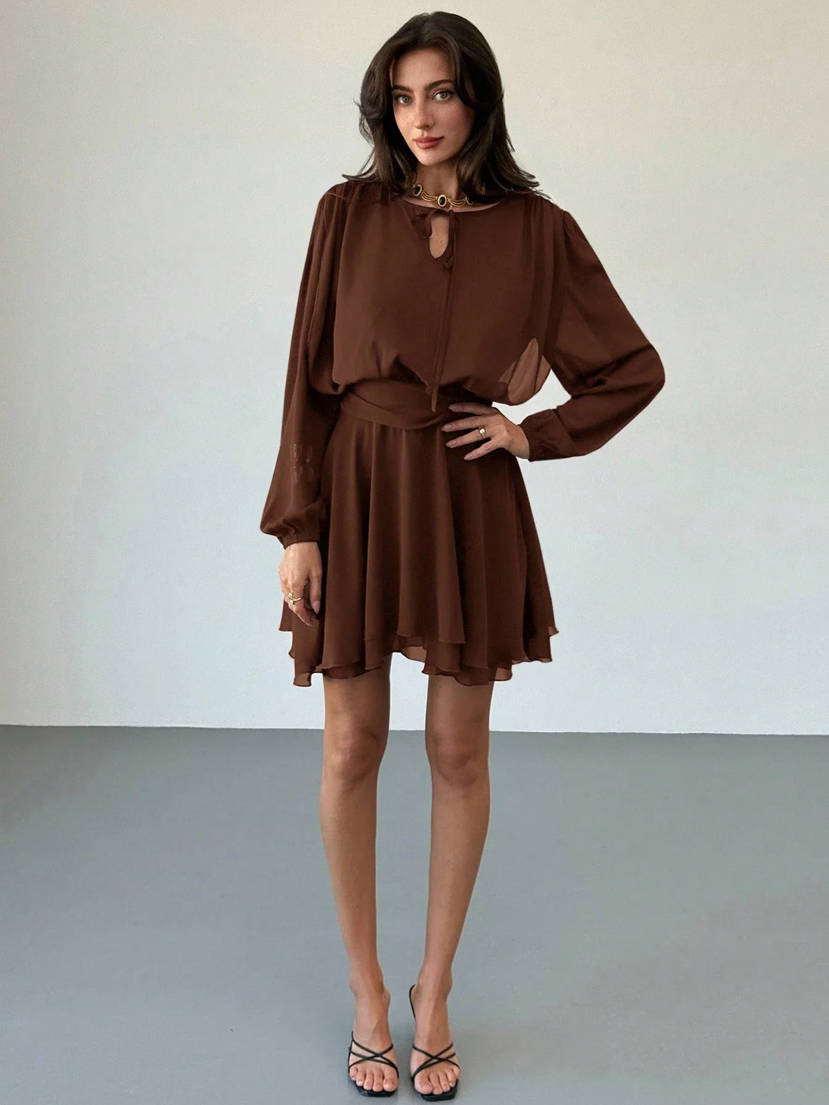 Vestido Curto Acinturado com Manga Longa